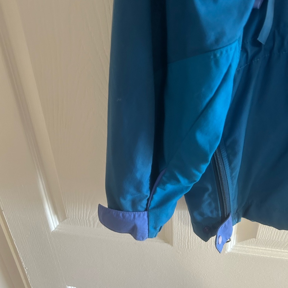 Patagonia Teal and Blue Mesh Jacket - Picture 7 of 13